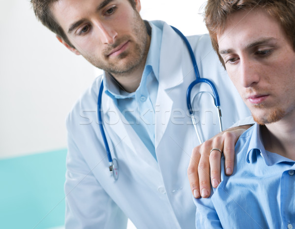 Foto stock: Médico · paciente · reconfortante · jovem · má · notícia · hospital