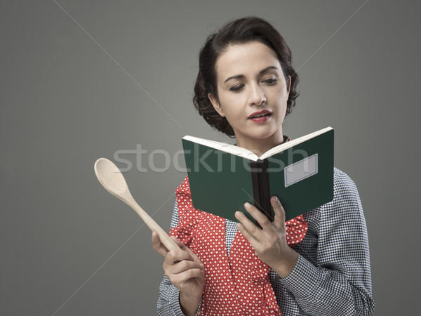 Foto stock: Vintage · mujer · libro · de · cocina · sonriendo · abierto