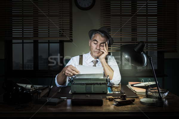 Profi riporter dolgozik késő éjszaka asztal Stock fotó © stokkete