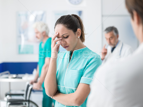 Gezondheidszorg werknemer hoofdpijn jonge vrouwelijke aanraken Stockfoto © stokkete