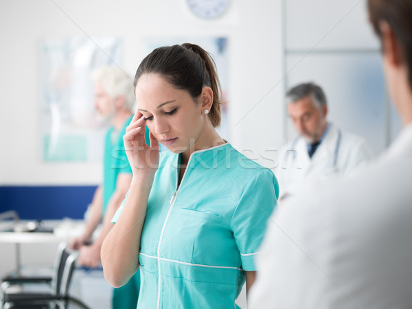 Asistenţă medicală lucrător durere de cap tineri femeie atingere Imagine de stoc © stokkete