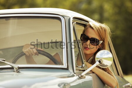 Mooie jong meisje auto jonge vrouw rijden oldtimer Stockfoto © stokkete