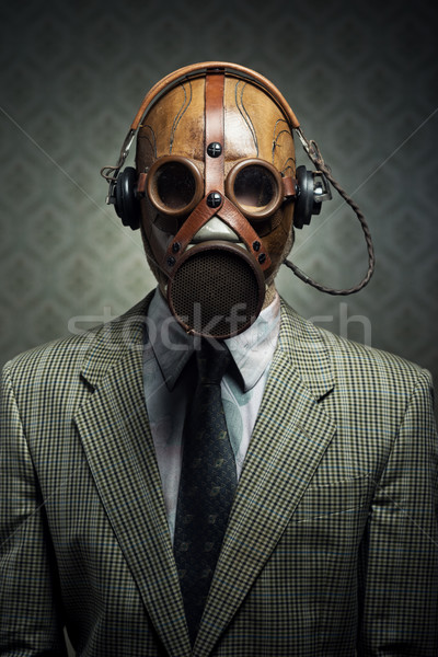 復古 防毒面具 頭戴耳機 男子 聽音樂 商業照片 © stokkete