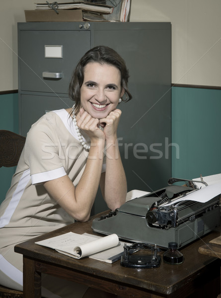 Jovem vintage secretário trabalhar sorridente escritório Foto stock © stokkete