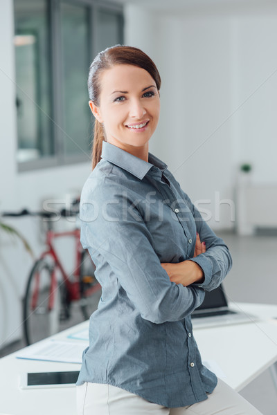 Piękna business woman stwarzające biuro broni patrząc Zdjęcia stock © stokkete
