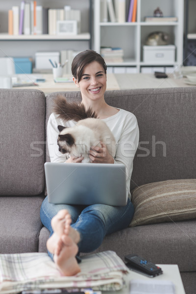 Mulher gato relaxante sofá casa Foto stock © stokkete