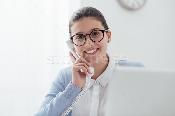 Efficiente segretario telefono sorridere parlando clienti Foto d'archivio © stokkete
