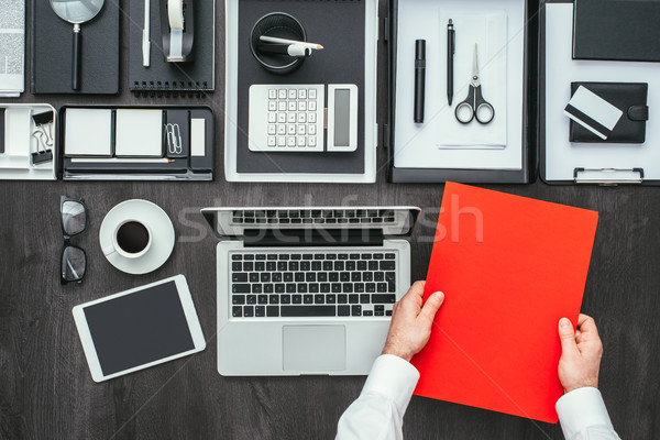 Corporativo negócio escritório empresário trabalhando mesa de escritório Foto stock © stokkete