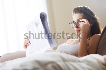женщину домой чтение ярко Сток-фото © stokkete