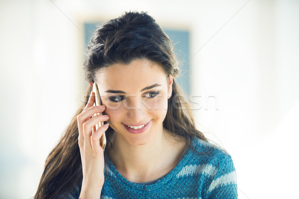 Piękna dziewczyna rozmowa telefoniczna piękna młoda dziewczyna telefonu komórkowego dziewczyna Zdjęcia stock © stokkete