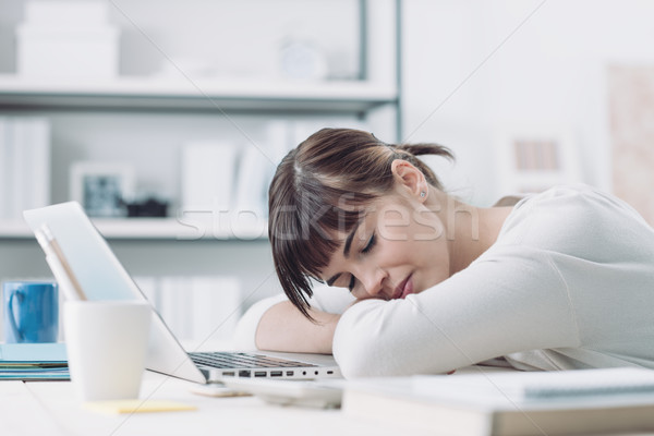 Nő alszik állás fiatal fáradt irodai asztal Stock fotó © stokkete