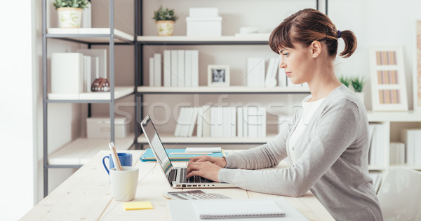 [[stock_photo]]: Jeunes · employé · de · bureau · travail · bureau · Homme · séance