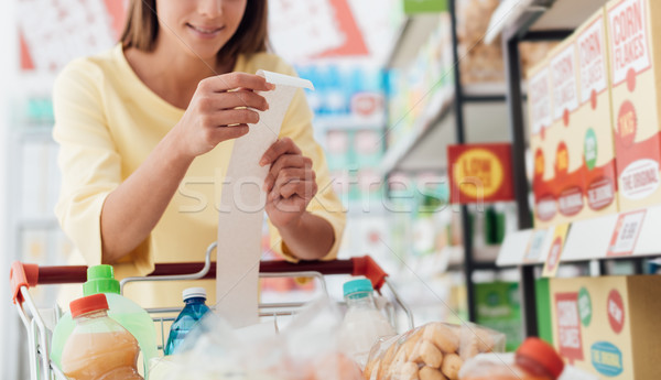 Femeie băcănie primire femeie zambitoare cumpărături supermarket Imagine de stoc © stokkete