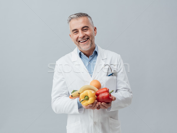 Mosolyog táplálkozástudós tart friss zöldségek gyümölcs egészségügy Stock fotó © stokkete