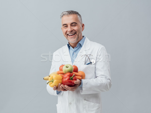 Mosolyog táplálkozástudós tart friss zöldségek gyümölcs egészségügy Stock fotó © stokkete