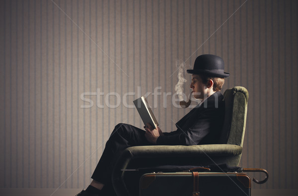 Foto stock: Surrealista · extraño · hombre · sesión · sillón · lectura