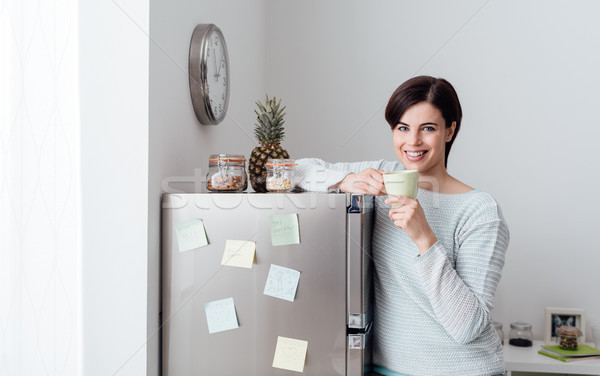 Foto stock: Mulher · casa · mulher · jovem · geladeira