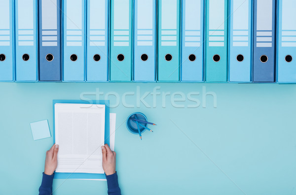 Büroangestellte Archiv Lesung Papierkram Dateien Datenbank Stock foto © stokkete