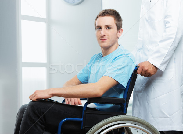 Stock foto: Männlich · Krankenschwester · schieben · Patienten · Rollstuhl · Krankenhaus