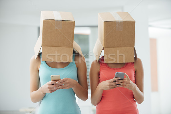 Közösségi hálózatok hiány lányok doboz sms chat okostelefon Stock fotó © stokkete