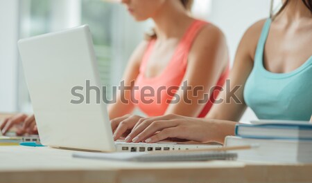 Ninas estudiar escritorio adolescente uno usando la computadora portátil Foto stock © stokkete