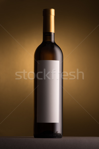 Excelent sticla de vin alb etichetă vin întuneric Imagine de stoc © stokkete