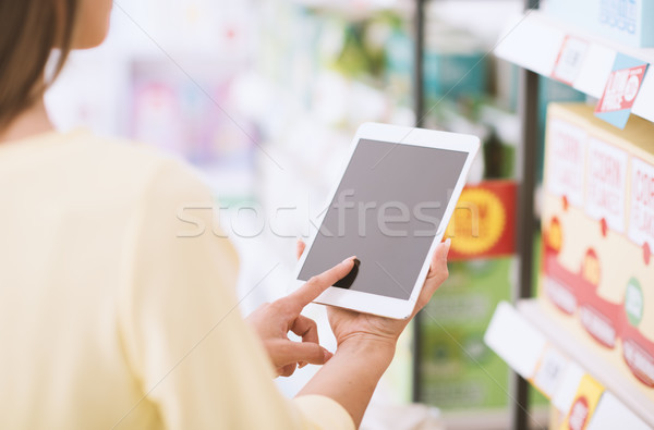 Vrouw tablet supermarkt jonge vrouw winkelen digitale Stockfoto © stokkete