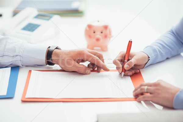 финансовое планирование женщину подписания договор финансовый советник указывая Сток-фото © stokkete