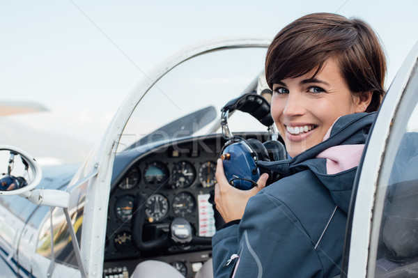 Stockfoto: Piloot · vliegtuigen · cockpit · glimlachend · vrouwelijke · licht
