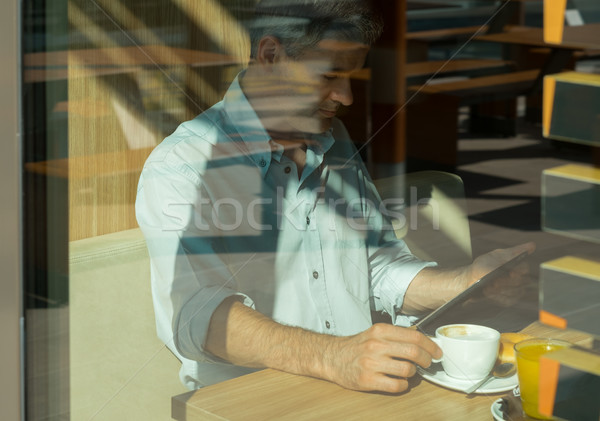 Om cafenea mic dejun fereastră reflectii sticlă Imagine de stoc © stokkete