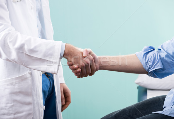 Orvos beteg kézfogás közelkép klinika segítség Stock fotó © stokkete