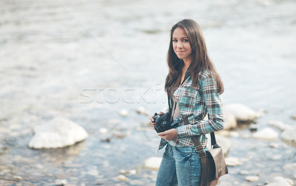 Homme touristiques appareil photo numérique jeunes femme Photo stock © stokkete