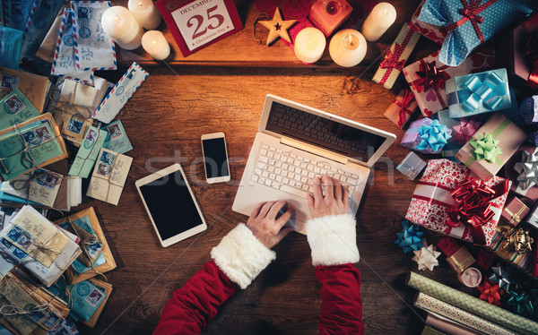 Kerstman werken bureau typen laptop Stockfoto © stokkete