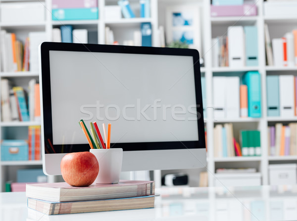 [[stock_photo]]: élèves · ordinateur · de · bureau · livres · casse-croûte · éducation · technologie