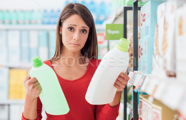 Mulher produtos compras supermercado detergente um Foto stock © stokkete