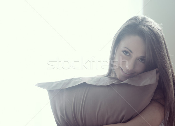 Zoete ochtend wakker jonge vrouw kussen Stockfoto © stokkete
