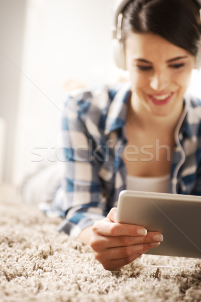 Megnyugtató nappali tabletta nő fekszik szőnyeg Stock fotó © stokkete