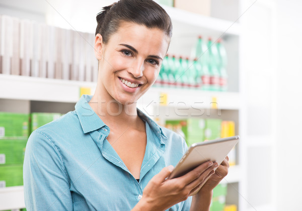 Femeie zambitoare comprimat supermarket zâmbitor Imagine de stoc © stokkete