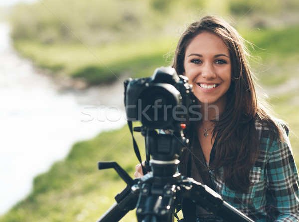 Sonriendo profesional fotógrafo femenino cámara digital Foto stock © stokkete