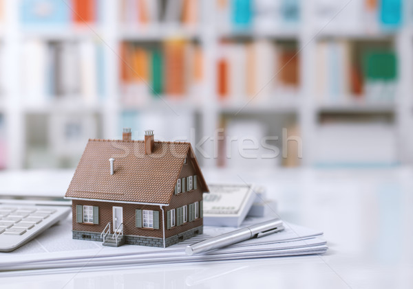 Ingatlan lakáshitel modell ház számológép pénz Stock fotó © stokkete