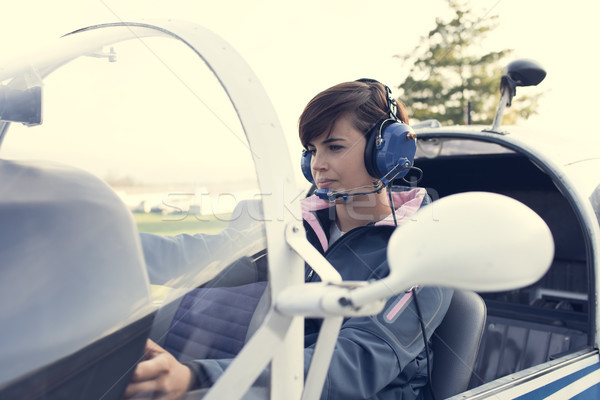 Piloto aeronave cabine do piloto sorridente feminino luz Foto stock © stokkete