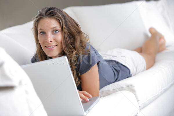 Kadın dizüstü bilgisayar güzel kadın kanepe kadın öğrenci Stok fotoğraf © stokkete