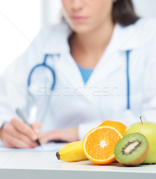 Táplálkozástudós orvos ír recept fókusz gyümölcs Stock fotó © stokkete