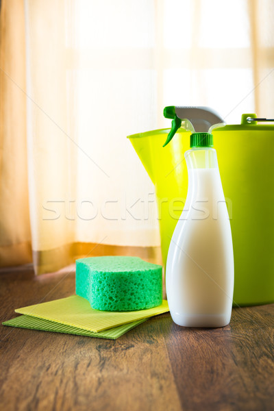 Spray detergent verde găleată burete Imagine de stoc © stokkete