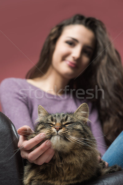 Jonge vrouw knuffelen kat jonge glimlachende vrouw lang haar Stockfoto © stokkete