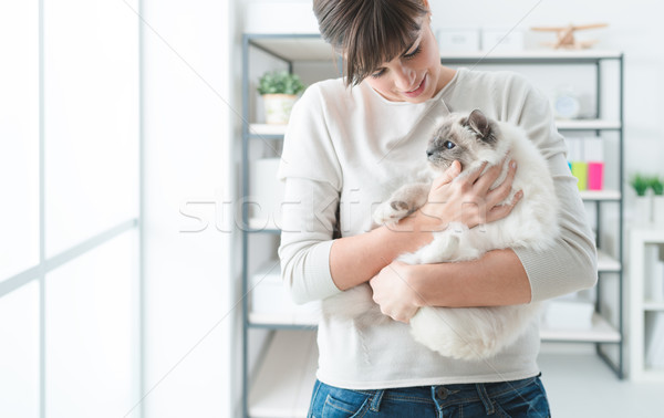 Frau halten Katze home schönen Stock foto © stokkete