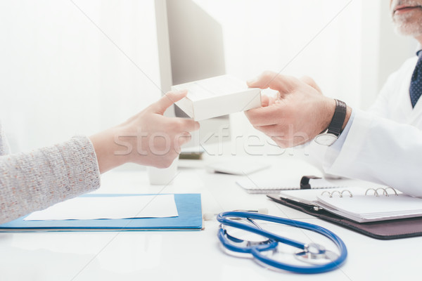 Orvos vényköteles gyógyszer konzultáció iroda női beteg Stock fotó © stokkete