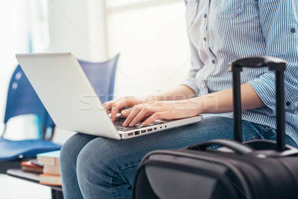 Kobieta czeka sali młoda kobieta za pomocą laptopa Zdjęcia stock © stokkete