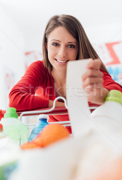 Frau Lebensmittelgeschäft Erhalt lächelnde Frau Warenkorb Supermarkt Stock foto © stokkete