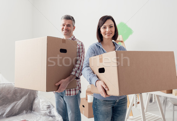 Cuplu în mişcare fericit acasă Imagine de stoc © stokkete